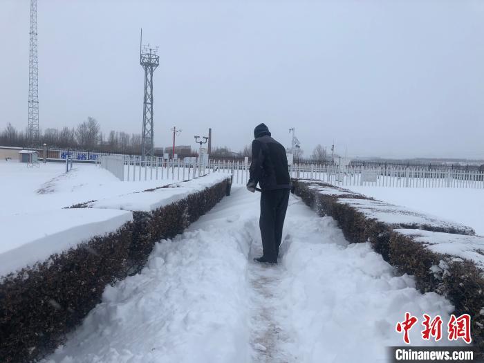 圖為降雪地區民眾出行困難。 內蒙古氣象部門供圖