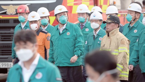 韓國電池工廠發生重大火災事故已致22人遇難，韓媒：可能又是“人禍”