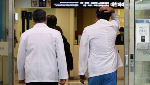 韓政府堅持推進醫改計劃 高校醫學系教授開始集體辭職