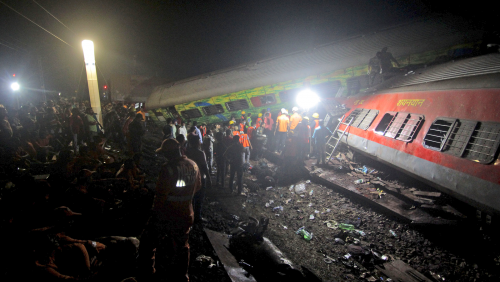 印度發生“本世紀最嚴重列車相撞事故” 已致數百人死傷