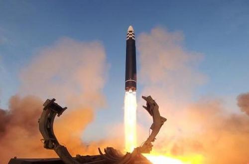 朝鮮進行「火星炮-17」型洲際彈道導彈發射訓練