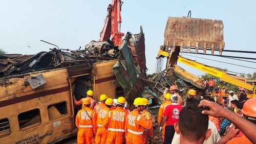 印度火車相撞事故原因公佈：司機看板球賽沒注意停車信號，導致相撞