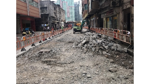 沙梨頭街巿對開一段路面損毀正緊急維修