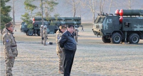 朝中社：金正恩指導進行超大型火箭炮射擊訓練